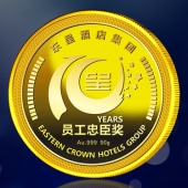 2015年1月：東呈酒店集團(tuán)定做十年老員工千足金紀(jì)念金牌定制